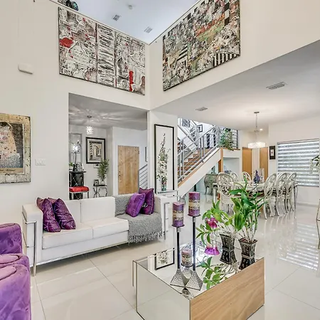 Colorful Mcallen Home With Covered Patio